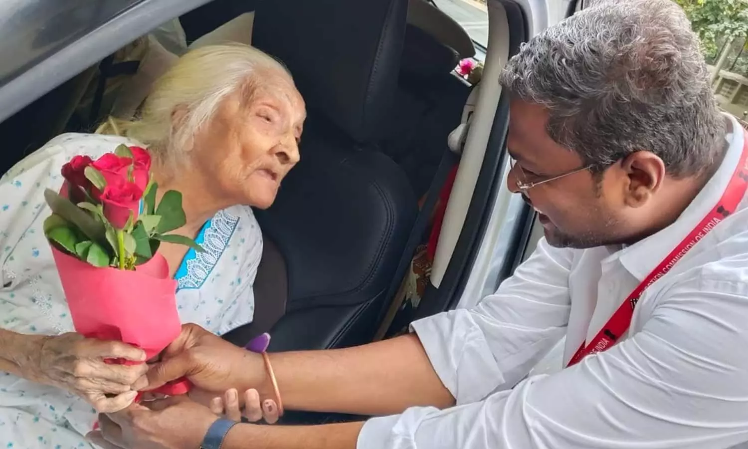 ஜனநாயக கடமை.. மகாராஷ்டிரா தேர்தலில் வாக்களித்த 113 வயது பெண்மணி