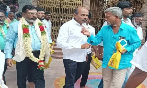 பழனியில் திருமாவளவன் சாமி தரிசனம்