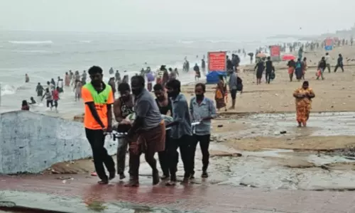 திருச்செந்தூரில் கடல் சீற்றம்: கடலில் குளித்த 2 பெண்களுக்கு கால் முறிவு