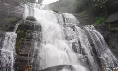 குற்றாலம் அருவிகளில் 2-வது நாளாக சுற்றுலாப் பயணிகள் குளிக்க தடை