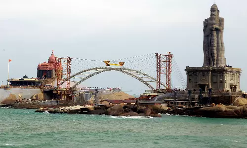 வெள்ளிவிழா கொண்டாட்டத்திற்கு தயாராகிறது குமரி திருவள்ளுவர் சிலை- இறுதி கட்டத்தை எட்டிய கூண்டு பால பணி