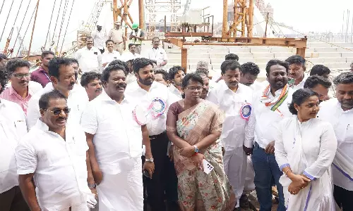 செல்வபெருந்தகையுடன் கன்னியாகுமரியில் கண்ணாடி பாலத்தை ஆய்வு செய்த விஜய் வசந்த்