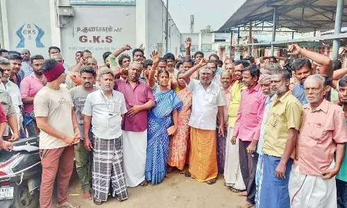 தஞ்சை காமராஜ் காய்கறி மார்க்கெட் வியாபாரிகள் திடீர் ஆர்ப்பாட்டம்