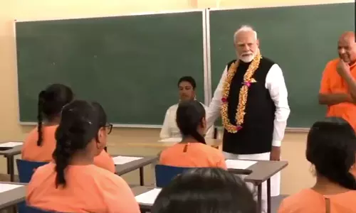 வந்தே மாதரம் பாடல் பாடி பிரதமர் மோடியை வரவேற்ற சரஸ்வதி வித்யா நிகேதன் மாணவர்கள்