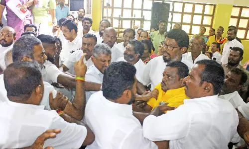 அ.தி.மு.க. கள ஆய்வு கூட்டத்தில் நிர்வாகிகள் மோதல்- எஸ்.பி. வேலுமணி முன்னிலையில் கைகலப்பு