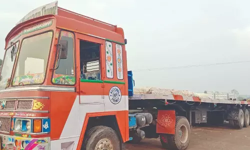 பேராவூரணி அருகே லாரியில் கடத்தி வரப்பட்ட 300 கிலோ கஞ்சா பறிமுதல்- 3 பேர் கைது