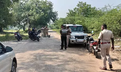 உளுந்தூர்பேட்டை அருகே ஆசிரியர் மீது வழக்கு பதிவு செய்ததால் மாணவர்கள் உள்ளிருப்பு போராட்டம்