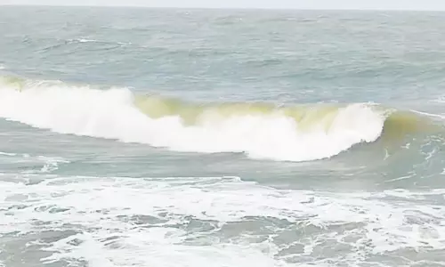 கடலூரில் கடல் சீற்றம்- படகுகளை பாதுகாப்பாக நிறுத்திய மீனவர்கள்