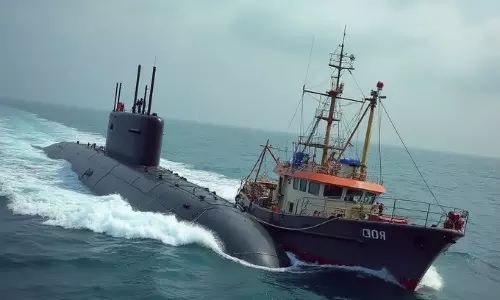 மீனவர்கள் படகுடன் மோதிய இந்திய கடற்படை நீர்மூழ்கி கப்பல் -  மாயமானோரை தேடும் பணி தீவிரம்