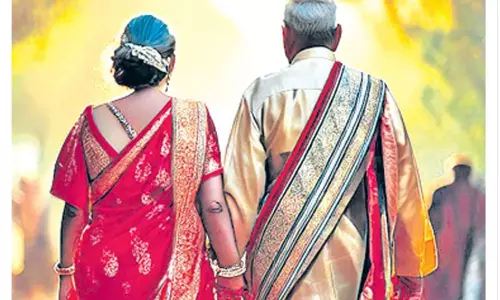 60 ஆயிடுச்சு ஆனாலும் Love ஜோடி தான்... அதிகரிக்கும் தாத்தா- பாட்டிகள் திருமணம்