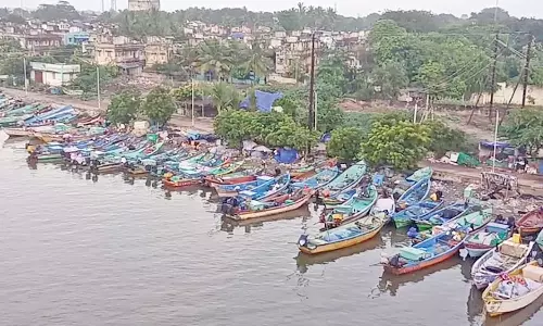 கடும் அலை சீற்றம் : நாகை மீனவர்கள் இன்று 5-வது நாளாக கடலுக்கு செல்லவில்லை