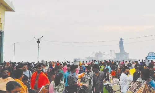 சபரிமலை சீசன் களைகட்டியது: கன்னியாகுமரியில் அலைமோதிய சுற்றுலா பயணிகள்- ஐயப்ப பக்தர்கள்