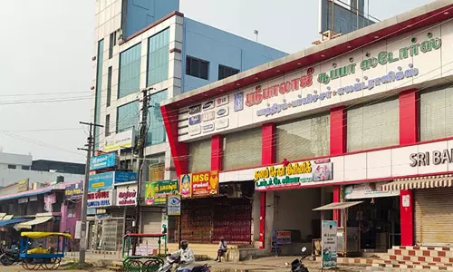 சுங்கச்சாவடியில் இலவச அனுமதி கேட்டு செஞ்சியில் வர்த்தகர்கள் கடையடைப்பு