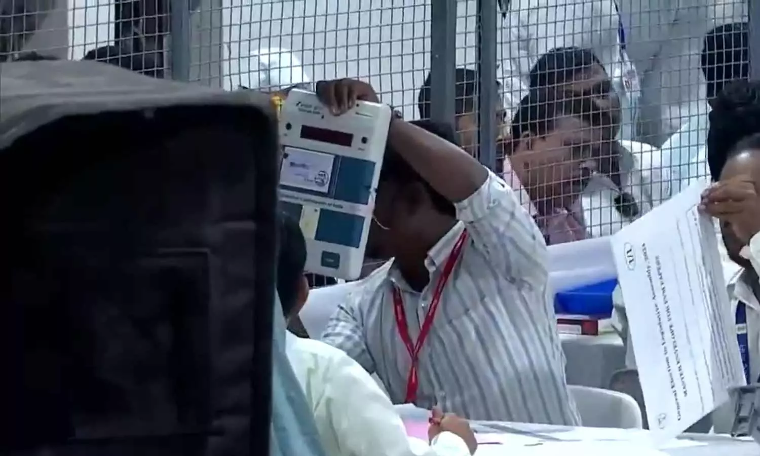 பாராமதி தொகுதியில் வாக்குகள் எண்ணப்பட்டு வரும்... ... வயநாடு இடைத்தேர்தல்- 4 லட்சம் வாக்கு வித்தியாசத்தில் பிரியங்கா காந்தி வெற்றி: லைவ் அப்டேட்ஸ்