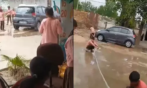பள்ளிக்கூடத்தில் கார் கழுவிய மாணவர்கள்- வீடியோ வைரல்