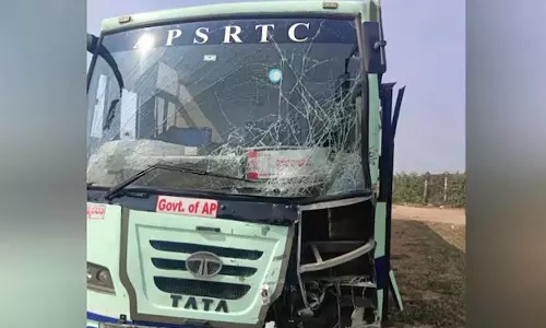 ஆந்திராவில் ஆட்டோ மீது பஸ் மோதி 7 தொழிலாளர்கள் பலி