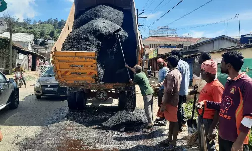 ஜனாதிபதி வருகையை முன்னிட்டு ஊட்டியில் சாலை பராமரிப்பு பணி தீவிரம்