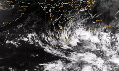 வங்கக்கடலில் உருவான காற்றழுத்தம் நாளை புயலாக மாறுகிறது: 28-ந்தேதி வரை கனமழை எச்சரிக்கை