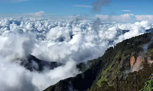 கொடைக்கானலில் குவிந்த கேரள கல்லூரி மாணவர்கள்