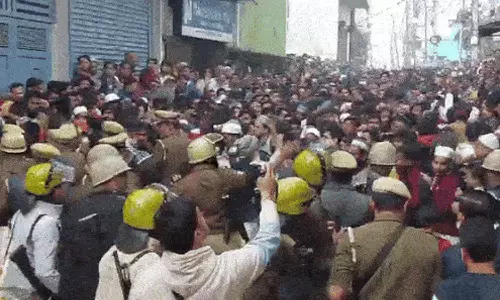 மசூதியை ஆய்வு செய்வதற்கு எதிர்ப்பு.. போலீசார் மீது பொதுமக்கள் கல் வீசி தாக்குதல்