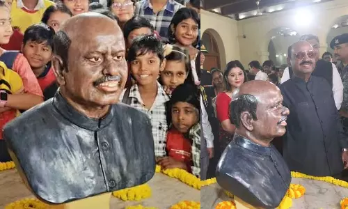 ஒரு விளம்பரம்.. தனது திருவுருவ சிலையை தானே திறந்து வைத்த மேற்குவங்க கவர்னர்