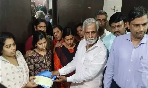 கோவில் யானை தாக்கி பாகன் பலி: ரூ.10 லட்சம் நிவாரணம் வழங்கிய அமைச்சர் சேகர்பாபு