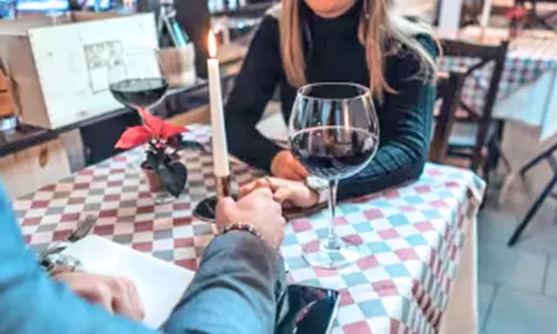 டேட்டிங் செல்லும் ஊழியர்களுக்கு ரொக்கப்பரிசு அறிவித்த நிறுவனம்