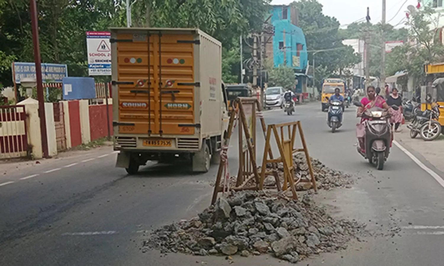 சாலை நடுவே இருக்கும் இரும்பு தடுப்பால் கடும் போக்குவரத்து நெரிசல்: பொதுமக்கள் அவதி சாலை நடுவே இருக்கும் இரும்பு தடுப்பால் கடும் போக்குவரத்து நெரிசல்: பொதுமக்கள் அவதி