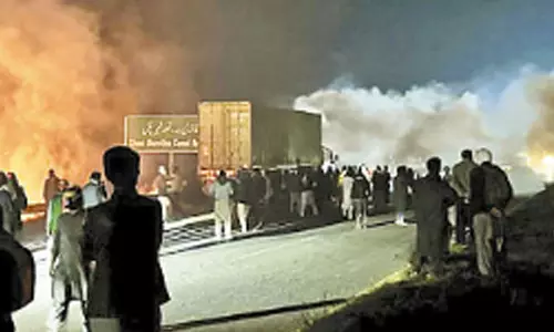 பாகிஸ்தானில் 144 தடை உத்தரவை மீறி இம்ரான்கான் ஆதரவாளர்கள் பேரணி- 4 ஆயிரம் பேர் கைது