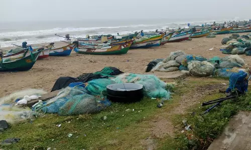 மரக்காணம் பகுதியில் கடல் சீற்றம்- 19 கிராம மீனவர்கள் கடலுக்கு செல்லவில்லை