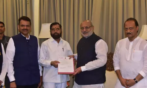 முதல்வர் பதவியை ராஜினாமா செய்தார் ஏக்நாத் ஷிண்டே.. ஆட்சி அமைக்க உரிமை கோரும் பட்னாவிஸ்..