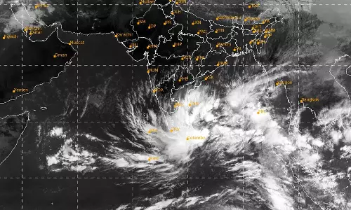 வங்கக்கடலில் ஆழ்ந்த காற்றழுத்த தாழ்வு மண்டலம்: 2 நாட்களில் தமிழக கடலோர பகுதிகளை நெருங்கும்- வானிலை மையம்
