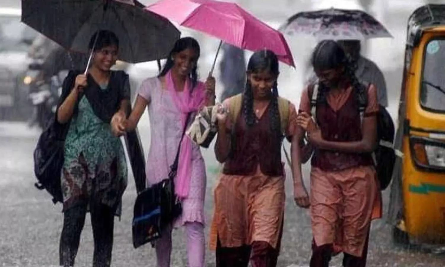 கனமழை எதிரொலி: புதுச்சேரியில் பள்ளி, கல்லூரிகளுக்கு நாளை விடுமுறை