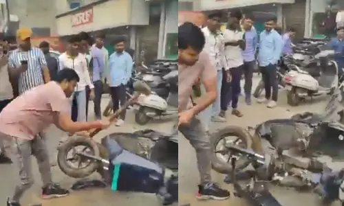 ரிப்பேருக்கு ரூ.90,000.. ஓலா ஷோரூம் வாசலில்  இ-ஸ்கூட்டரை சுத்தியலால் நொறுக்கித் தள்ளிய நபர் - வீடியோ