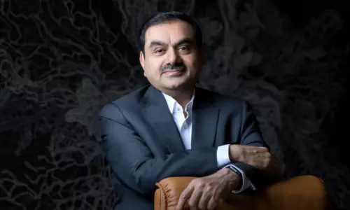 ரேட்டிங்கை குறைத்த Moodys.. பங்குச் சந்தையில் சரிந்த அதானி குழுமம்