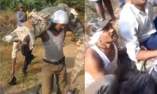 13 அடி நீள முதலையை தோளில் சுமந்து சென்ற நபர் - வீடியோ வைரல்