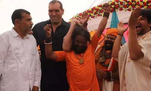 சாமியாரின் தலைமுடியை பிடித்து அலேக்காக தூக்கிய கிரேட் காளி - வீடியோ வைரல்