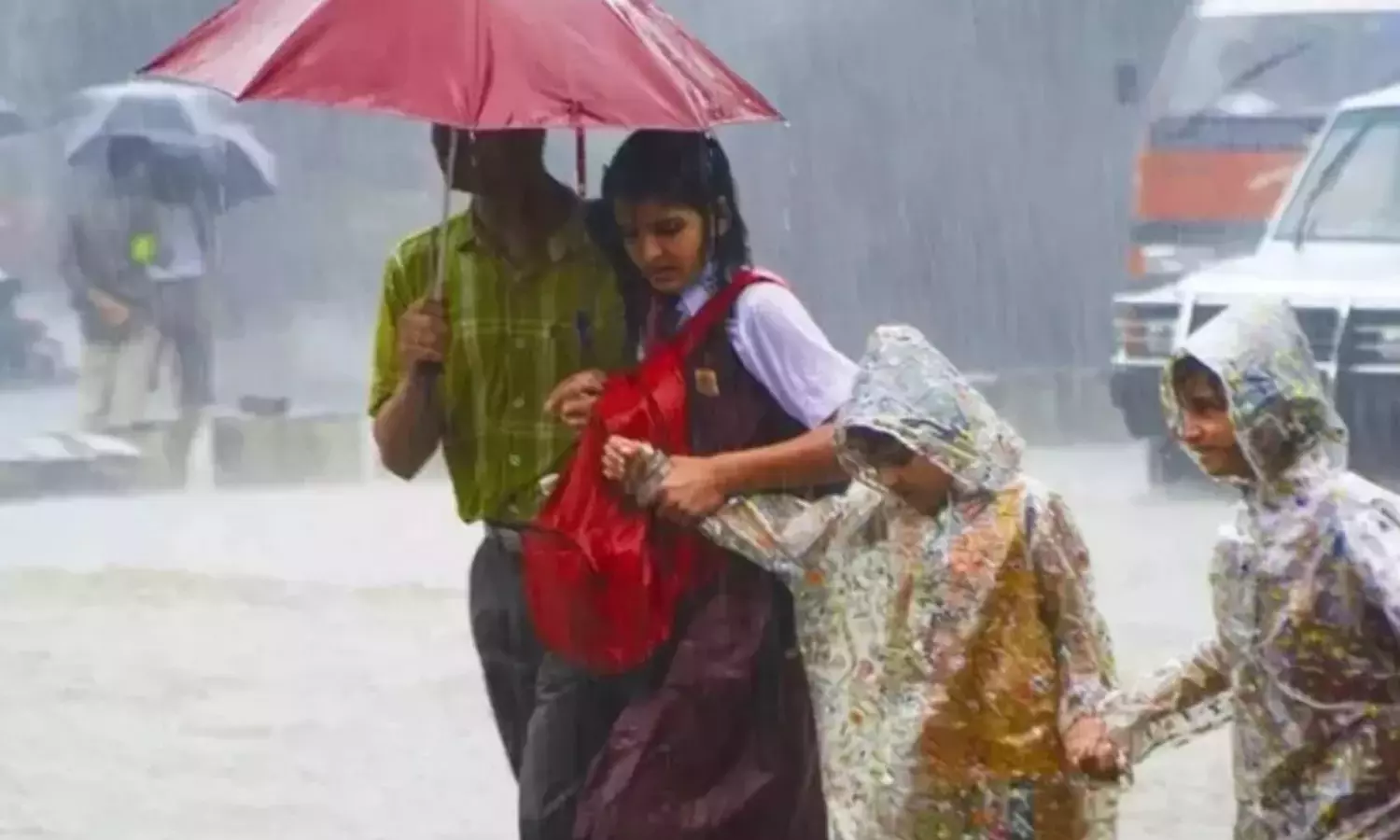 கனமழை எதிரொலி: சென்னை, செங்கல்பட்டு பள்ளிகளுக்கு நாளை விடுமுறை