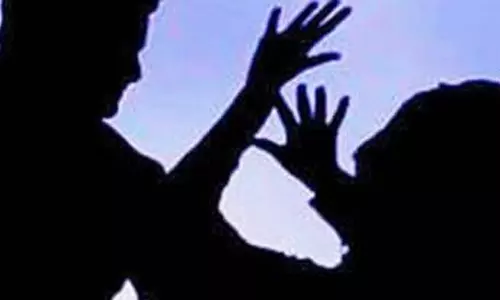 திருமண நாளில் மணப்பெண்ணுக்கு கத்திக்குத்து- படுகாயத்துடன் மணமகனை கரம்பிடித்தார்