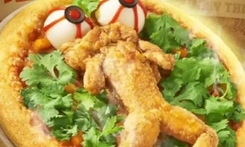 சீன உணவகத்தில் விற்பனையாகும் தவளைக்கறி பீட்சா