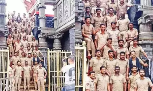 சபரிமலை ஐயப்பன் கோவில் பதினெட்டாம் படியில் குரூப்-போட்டோ எடுத்த போலீசார் மீது ஒழுங்கு நடவடிக்கை