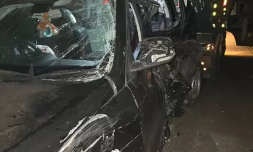 ஆக்ரா விரைவு சாலையில் லாரி மீது கார் மோதியதில் 5 மருத்துவர்கள் பலி