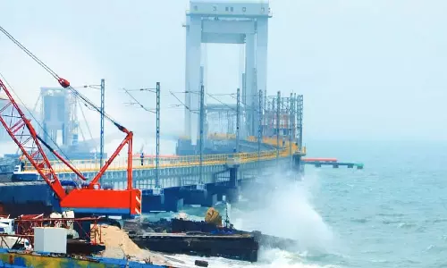 ராமேஸ்வரத்தில் 60 கி.மீ. வேகத்தில் சூறைக்காற்று: ஆக்ரோஷமாக எழும் ராட்சத அலைகள்