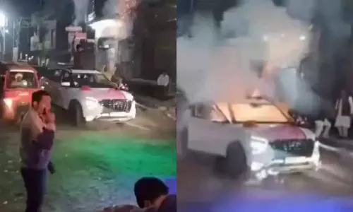 சன்ரூப் வழியாக பட்டாசு வெடித்த இளைஞர்கள்.. தீப்பிடித்து எரிந்த கார் - வீடியோ வைரல்