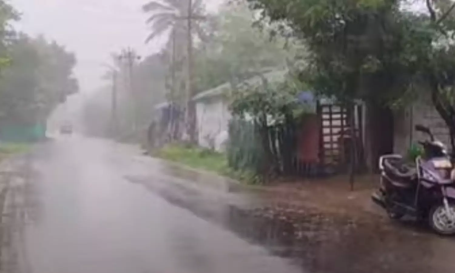 மயிலாடுதுறை, நாகை, திருவாரூர் மாவட்டங்கள் மற்றும்... ... தாமதமாகும் புயல் - மணிக்கு 3 கி.மீ. வேகத்தில் நகர்கிறது.. லைவ் அப்டேட்ஸ்