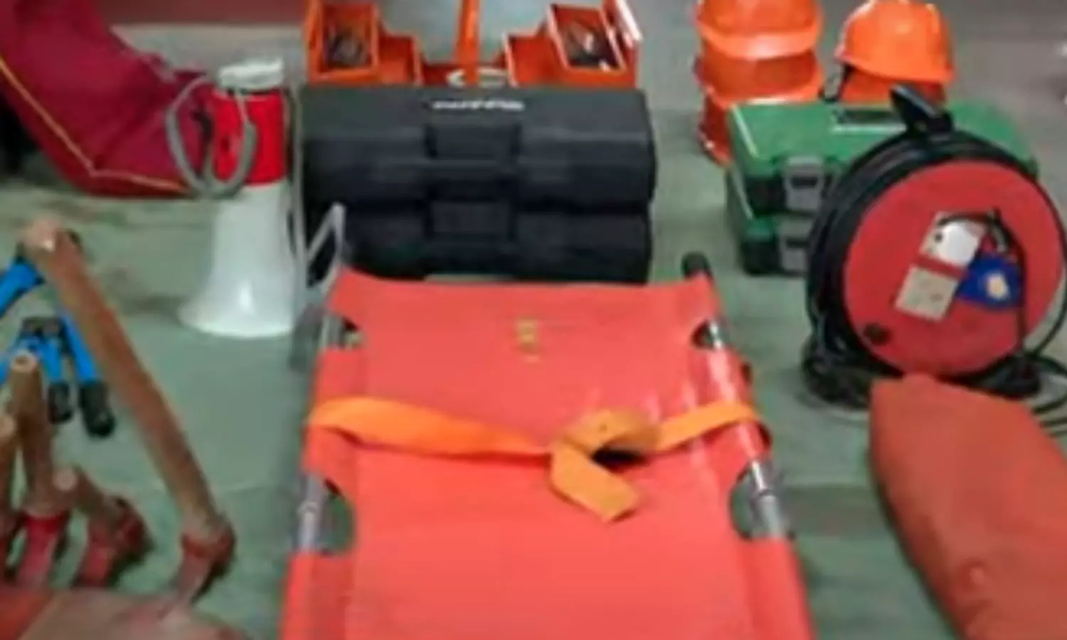 கடலூரில் கனமழை பெய்து வரும் நிலையில் மீட்பு... ... தாமதமாகும் புயல் - மணிக்கு 3 கி.மீ. வேகத்தில் நகர்கிறது.. லைவ் அப்டேட்ஸ்