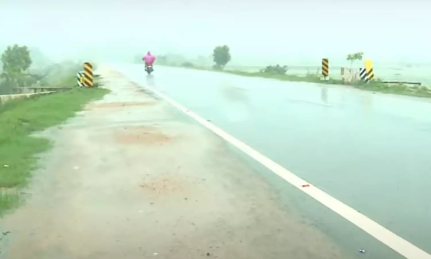 திருவாரூர் மாவட்டம் திருத்துறைபூண்டியில்  கனமழை... ... தாமதமாகும் புயல் - மணிக்கு 3 கி.மீ. வேகத்தில் நகர்கிறது.. லைவ் அப்டேட்ஸ்