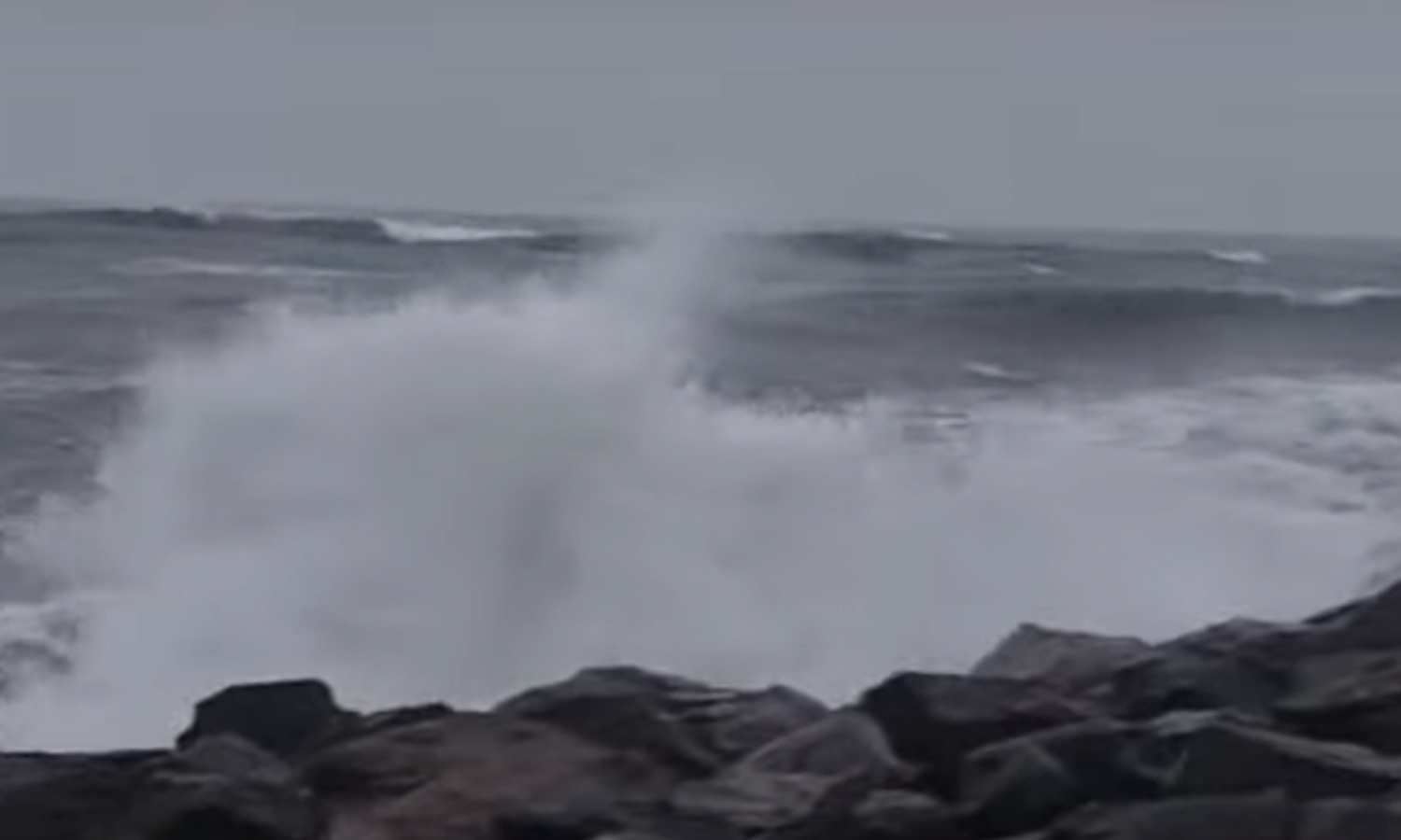 சென்னை காசிமேட்டில் கடல் சீற்றத்துடன்... ... தாமதமாகும் புயல் - மணிக்கு 3 கி.மீ. வேகத்தில் நகர்கிறது.. லைவ் அப்டேட்ஸ் சென்னை காசிமேட்டில் கடல் சீற்றத்துடன்... ... தாமதமாகும் புயல் - மணிக்கு 3 கி.மீ. வேகத்தில் நகர்கிறது.. லைவ் அப்டேட்ஸ்