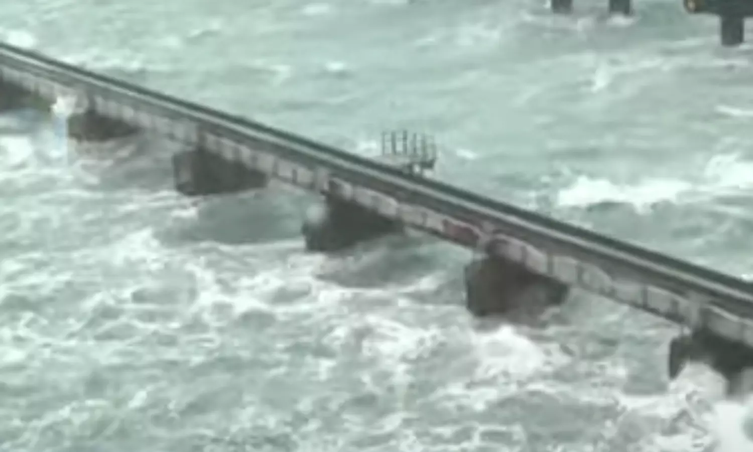 ஆழ்ந்த காற்றழுத்த தாழ்வு மண்டலம் காரணமாக பாம்பனில்... ... தாமதமாகும் புயல் - மணிக்கு 3 கி.மீ. வேகத்தில் நகர்கிறது.. லைவ் அப்டேட்ஸ்