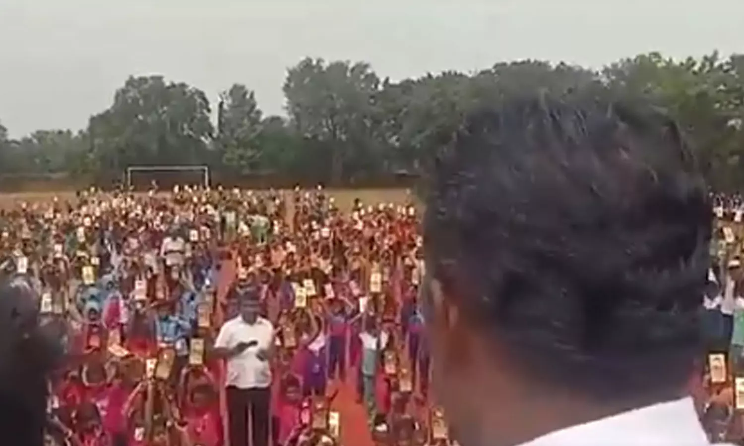 Video : உதயநிதி பிறந்தநாள் - மாணவர்களை நிற்கவைத்து வாழ்த்து சொல்ல வைத்த தி.மு.க. நிர்வாகிகள்